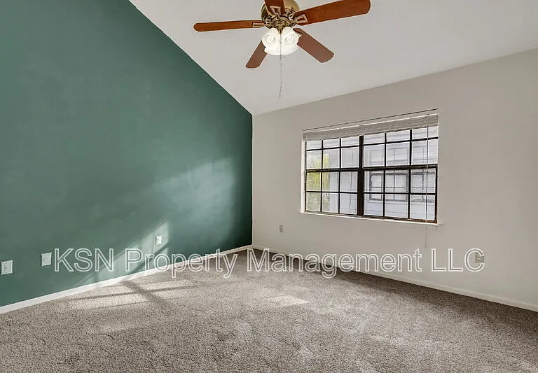 2220 E Victory Dr #24 — Photo 16