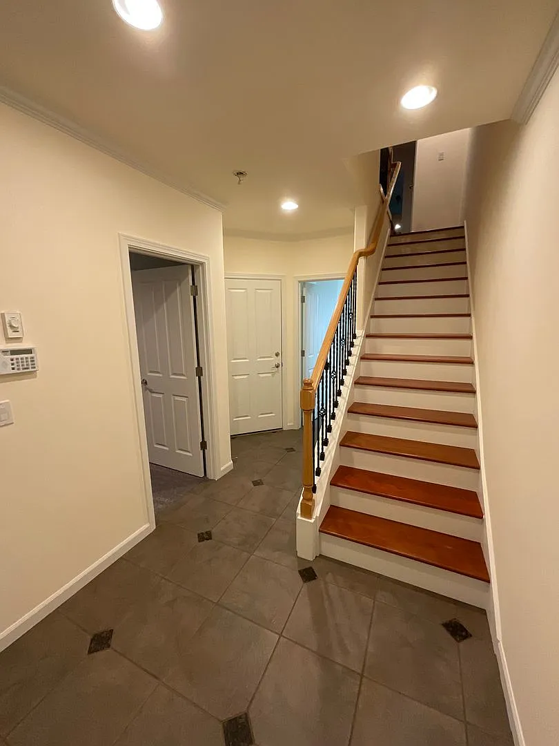 3 Bedroom Upper Queen Anne Townhome | Air Conditioning | Attached Garage — Photo 2
