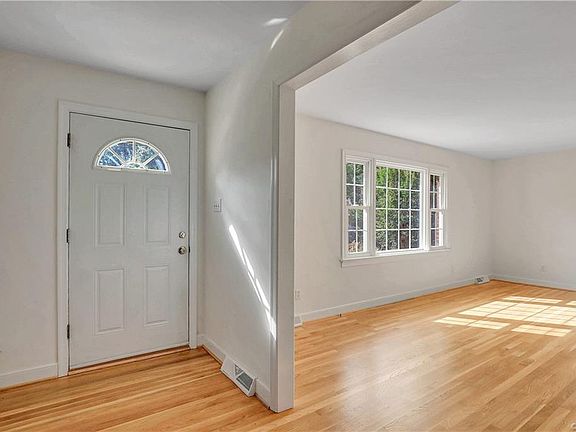 3rd image of 1916 Hollingsworth Dr