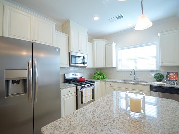 4th image of 160 Johnson Manor St