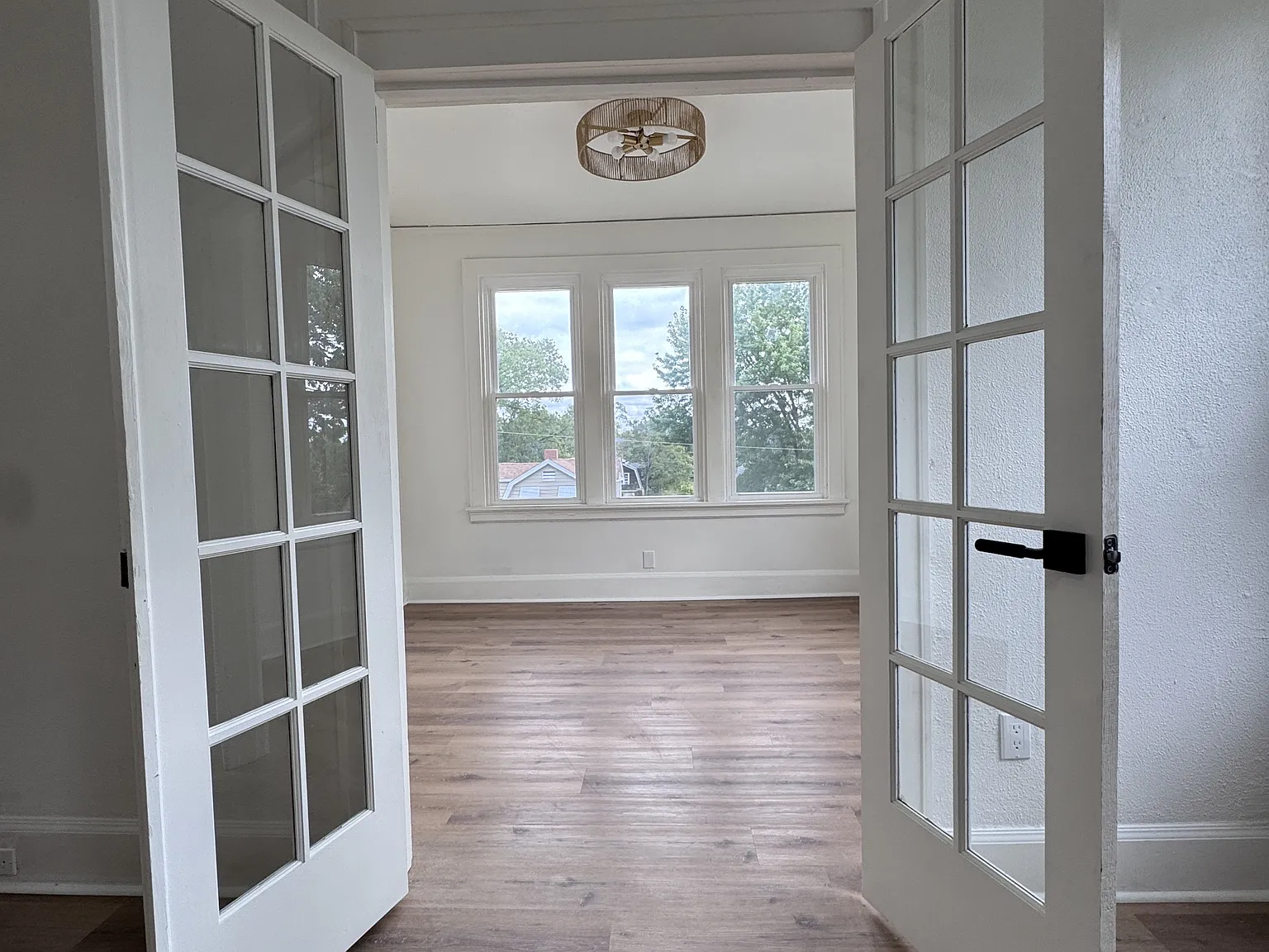541 Considine Avenue - 2 — Photo 3