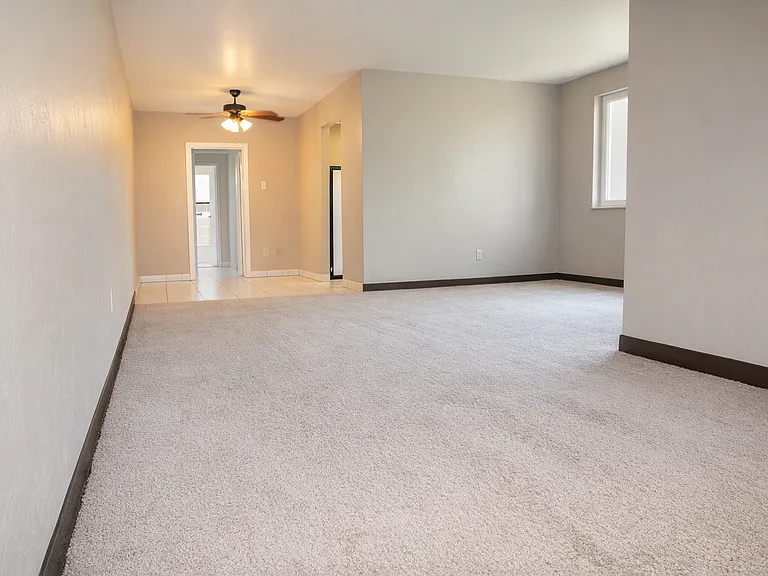 60 Markham Dr — Photo 2