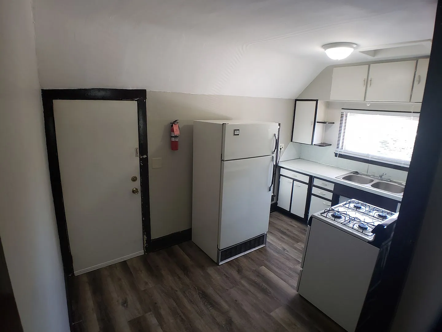 Cozy 2 Bedroom 1 bath Upstairs with Garage — Photo 4