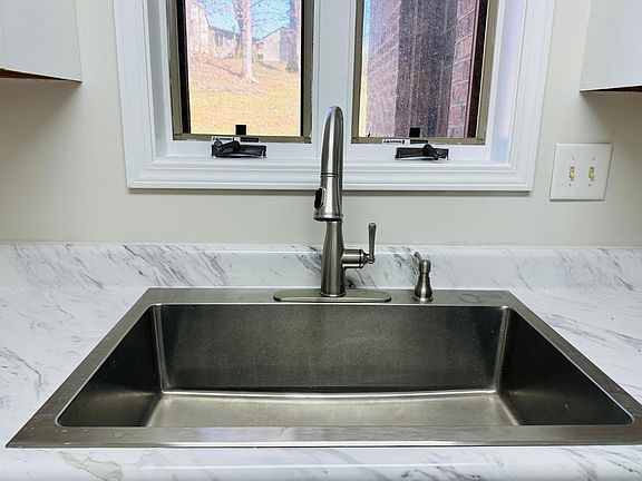 Stainless steel farmhouse sink