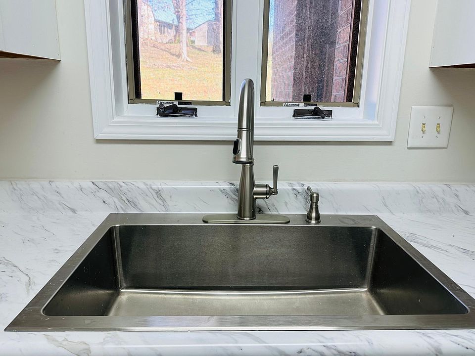 Stainless steel farmhouse sink