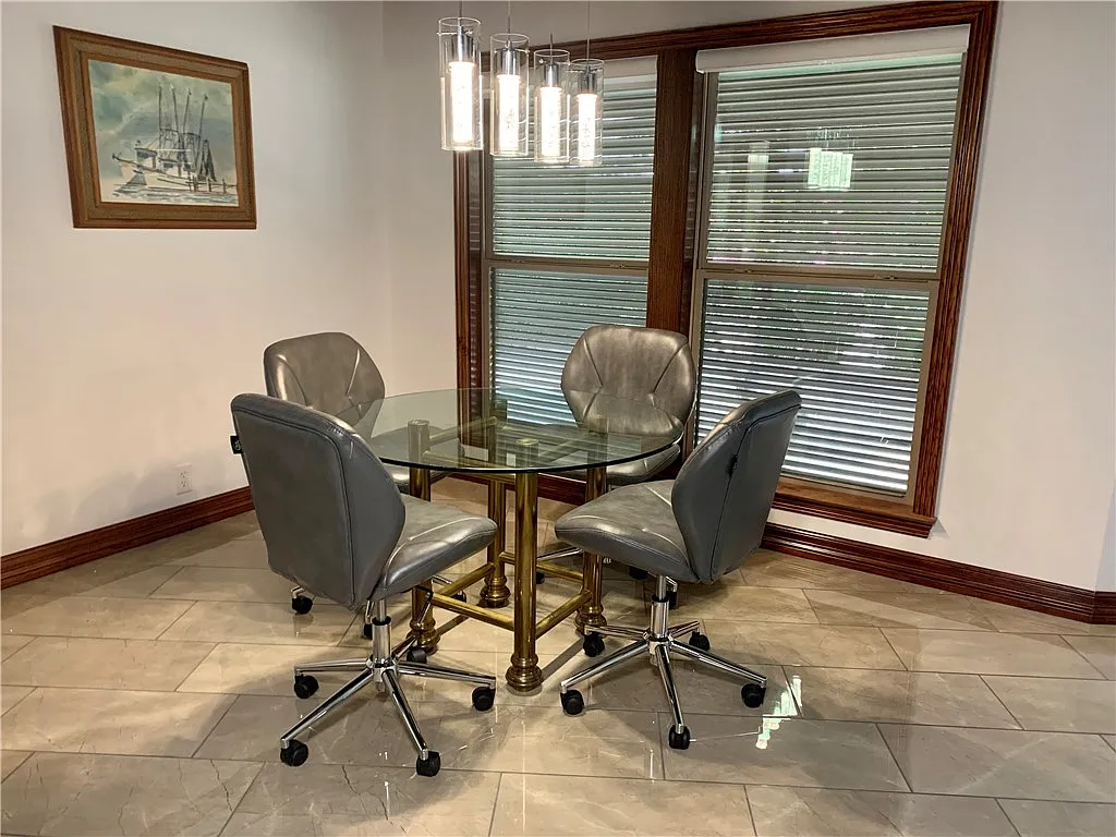 2 bed, 1.0 bath, 1717 sqft, $2,800 — Photo 4