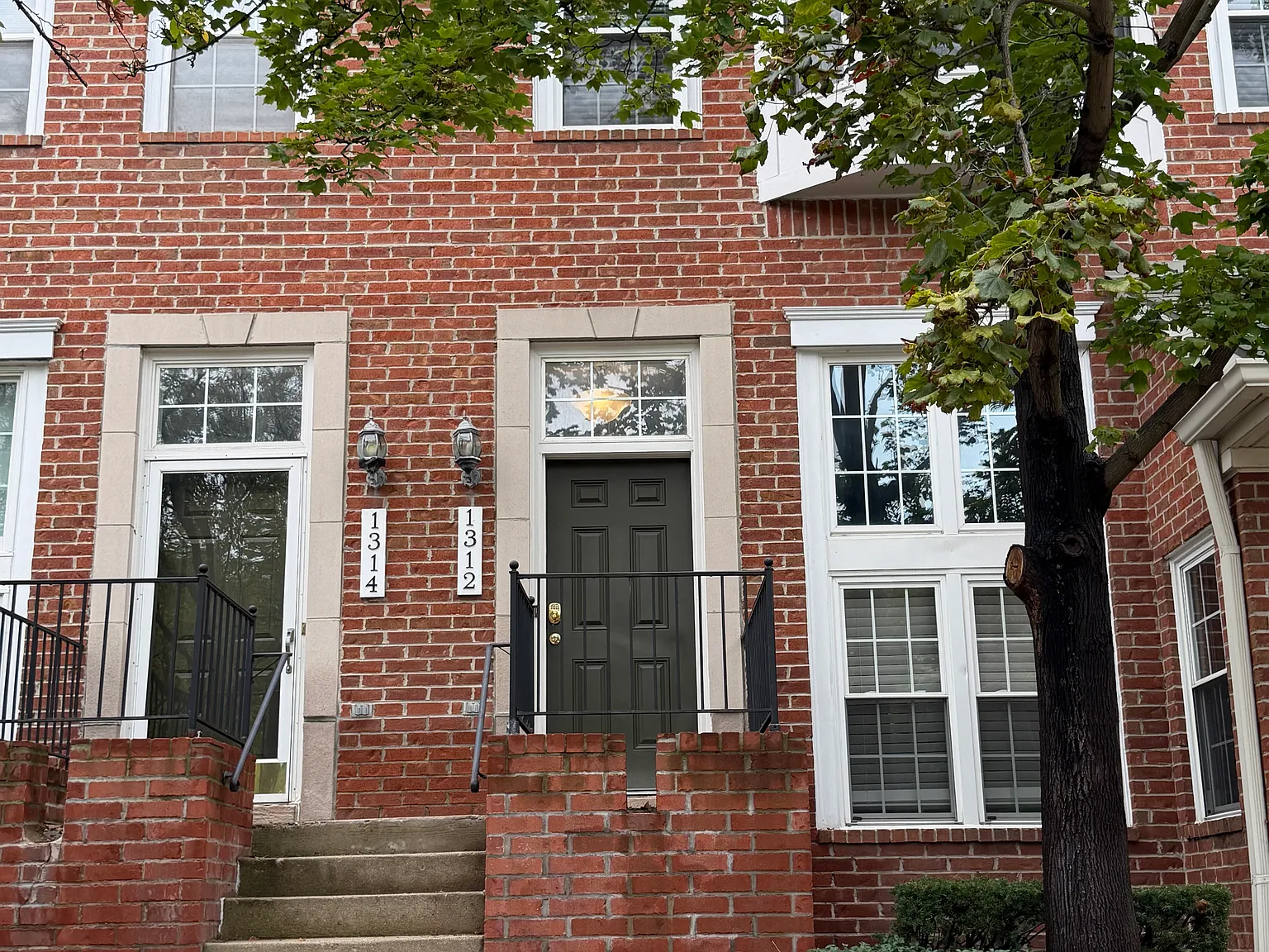 2 bed, 1180 sqft, $2,200 — Photo 2