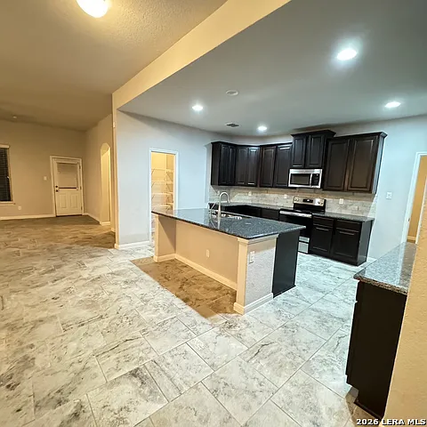 5 bed, 3.0 bath, 2861 sqft, $2,600 — Photo 4