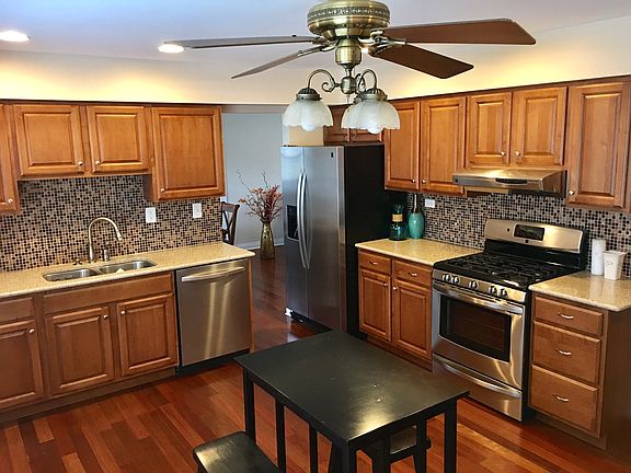 3rd image of 811 W Tanglewood Dr