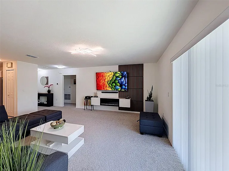 339 Towns Cir — Photo 3