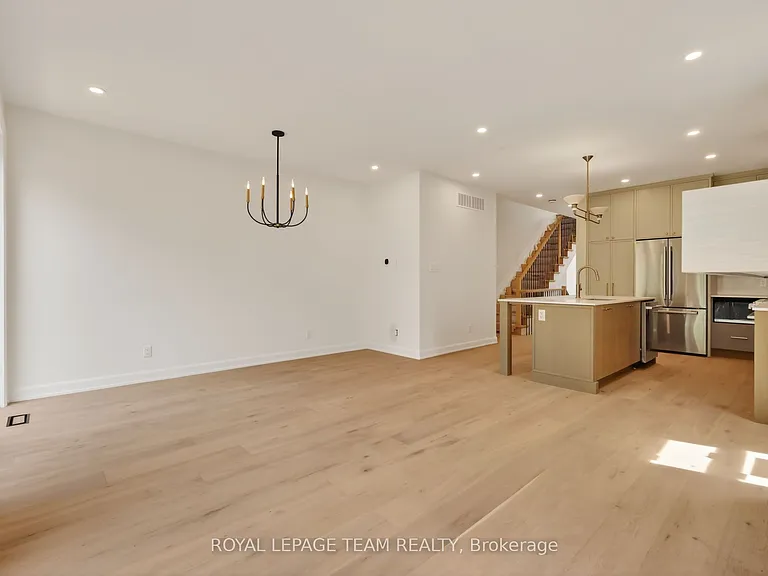 608 Tweedsmuir Ave #A — Photo 14