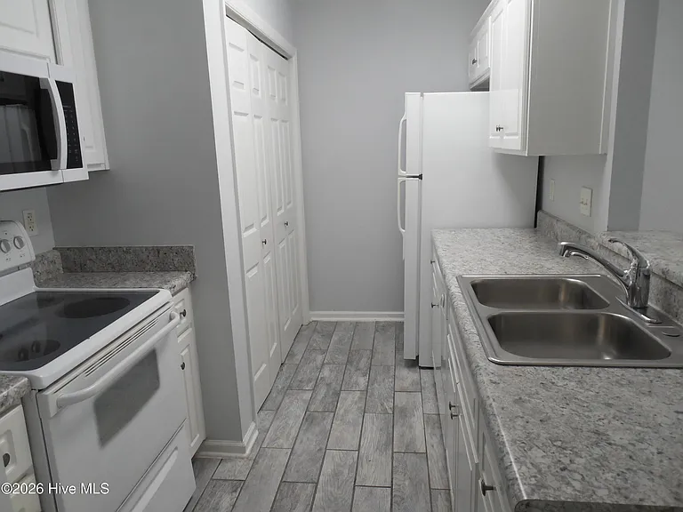 420 Northrop Pl — Photo 2