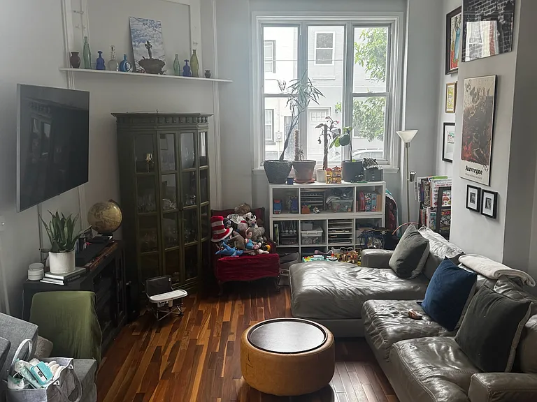 426 Tasker St — Photo 1