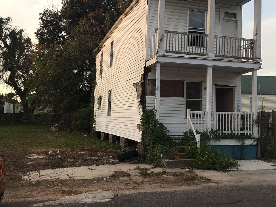 2nd image of 2111 Lasalle St