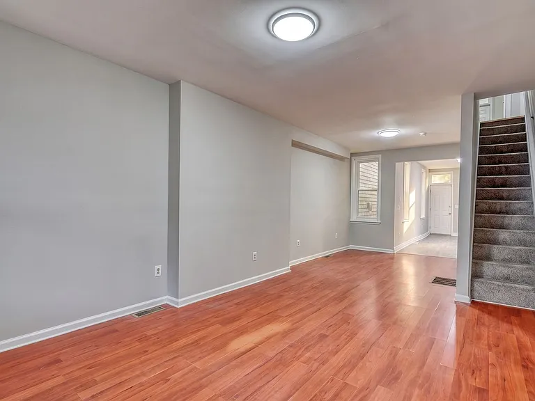 515 Seneca St — Photo 9