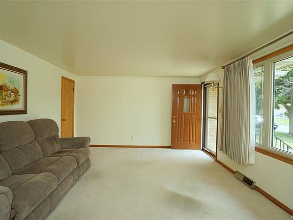 5th image of 160 Diane Dr