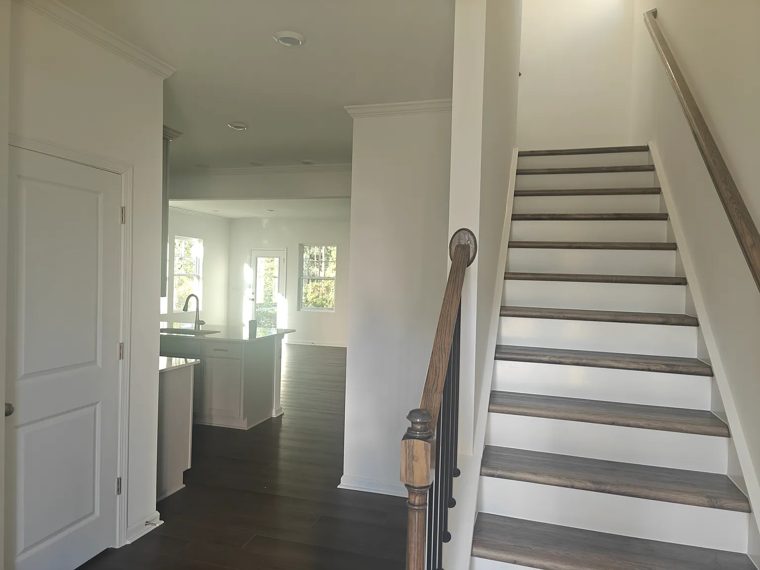 3 bed, 2.5 bath, 1924 sqft, $1,995 — Photo 2