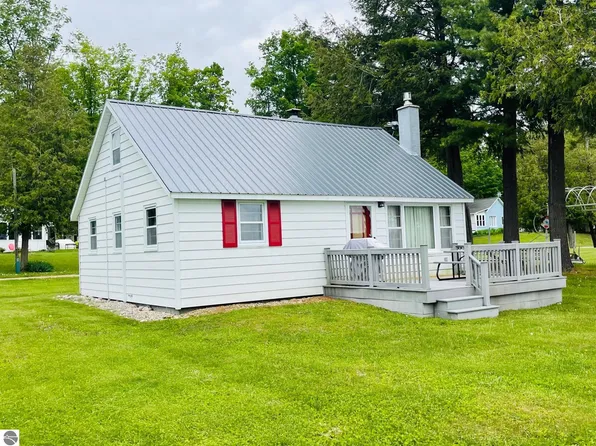 7186 Lakeside Dr, Bellaire, MI 49615