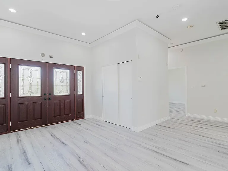17908 Califa St — Photo 5