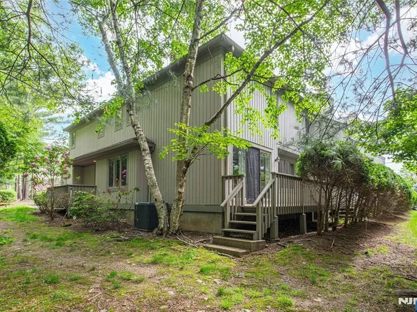 600 Apache Ct, Mahwah, NJ 07430