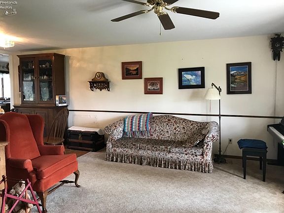 2nd image of 102 Autumn Ln