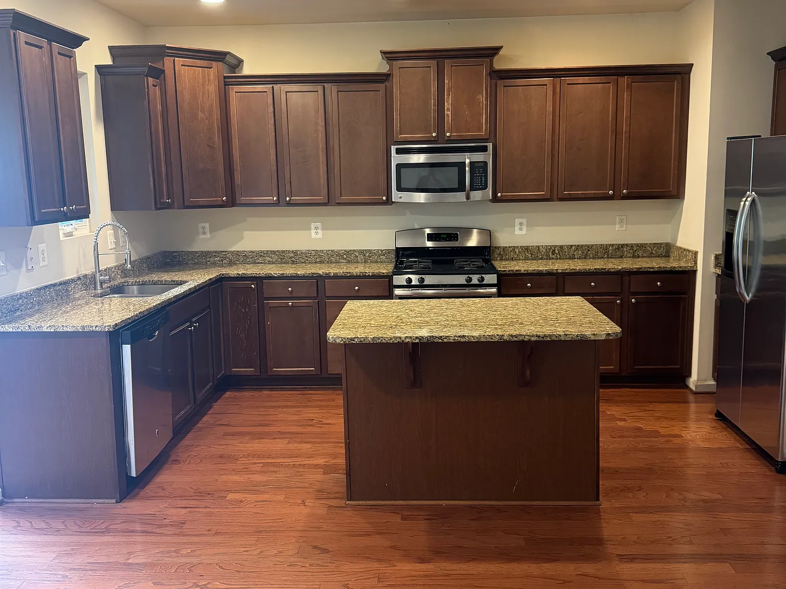 4 bed, 2775 sqft, $3,200 — Photo 3