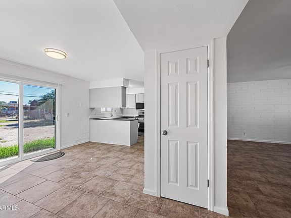 4th image of 455 W Bealey Ave