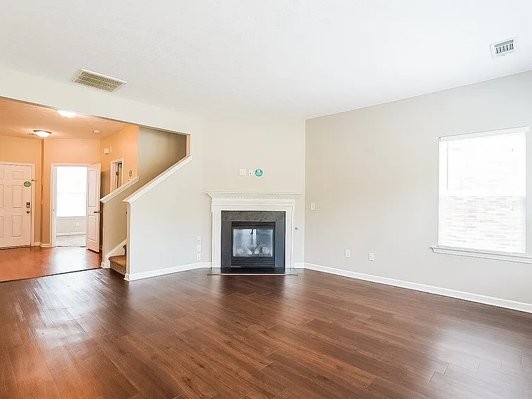 1718 Hartford Ln — Photo 5