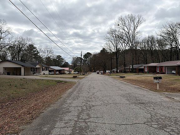 4th image of 813 Hilton Rd