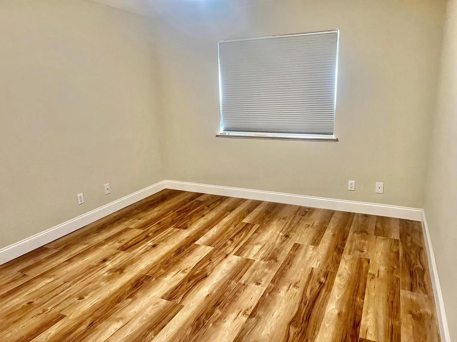 4 bed, 3.5 bath, 3200 sqft, $875 — Photo 2