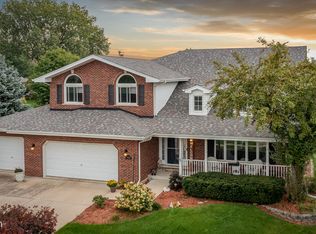 9043 Oxford St, Woodridge, IL