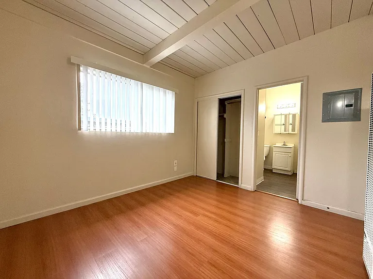 1047 Rich Ave — Photo 5