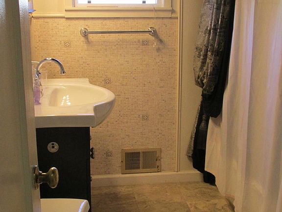 Has a bath tub/ shower combo