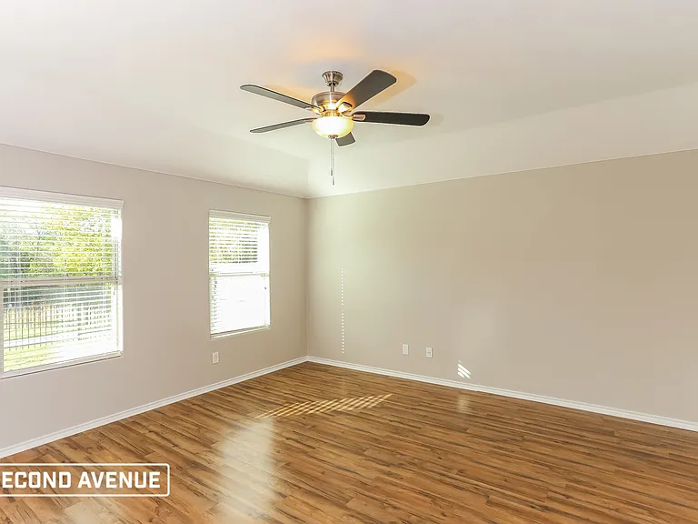 621 Creekview Dr — Photo 10