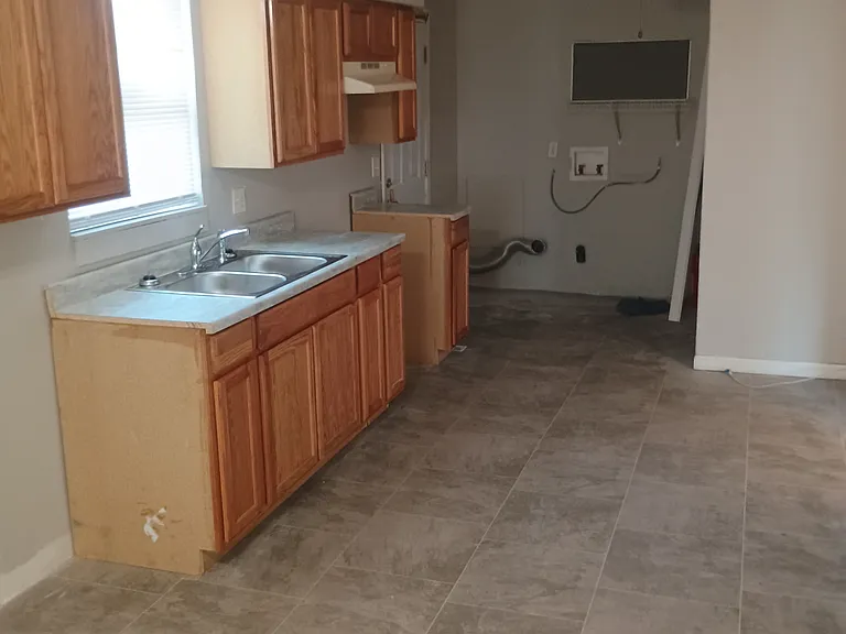 1338 S Pershing Ave — Photo 2