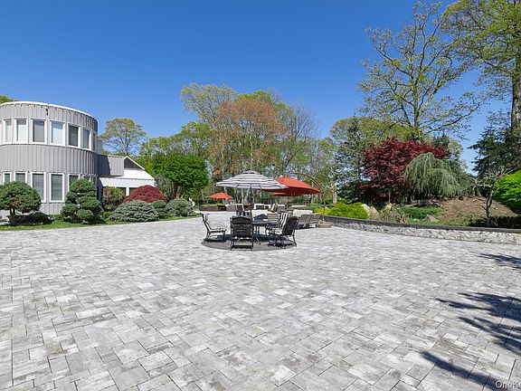 3rd image of 83 Cliff Road