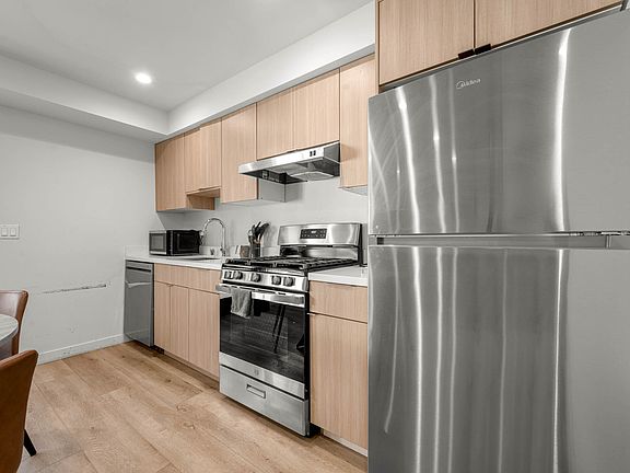 3rd image of 5024 Lindley Ave