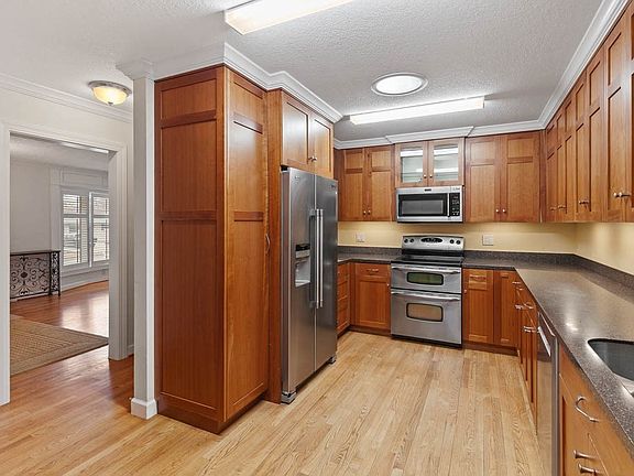 4th image of 2808 Beverly Dr