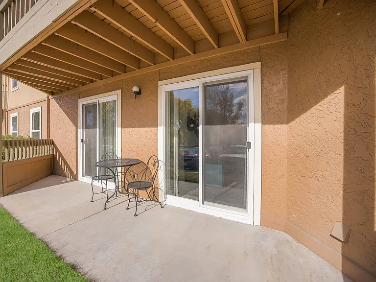 Woodland Hills Apartments — Photo 15