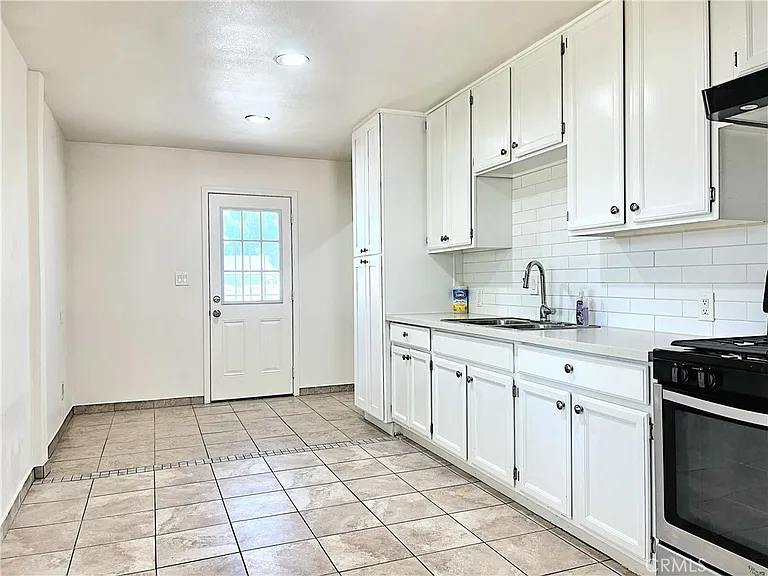 1143 Elizabeth Lake Rd — Photo 15