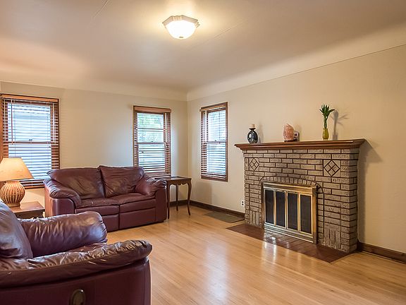 2nd image of 168 Bernard St E