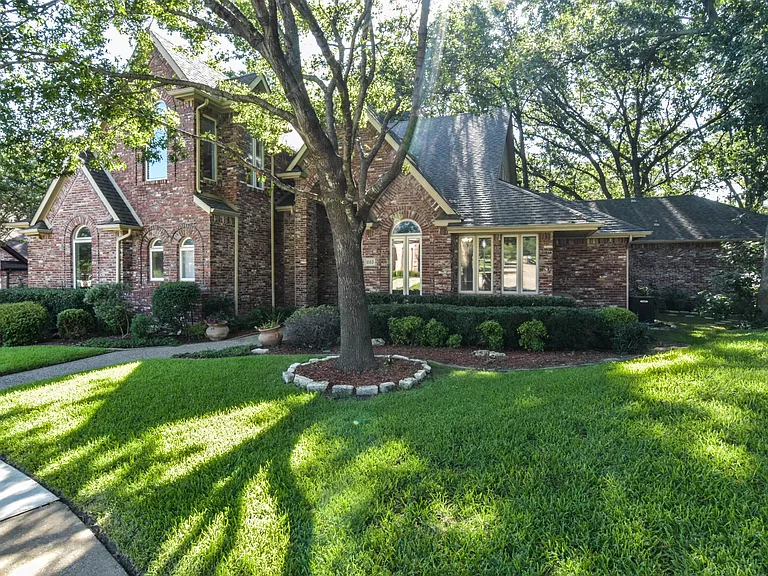 1113 Shady Oaks Cir — Photo 2