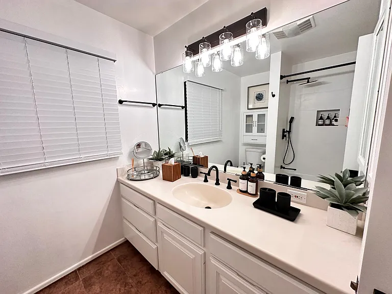 444 N Shattuck Pl — Photo 41