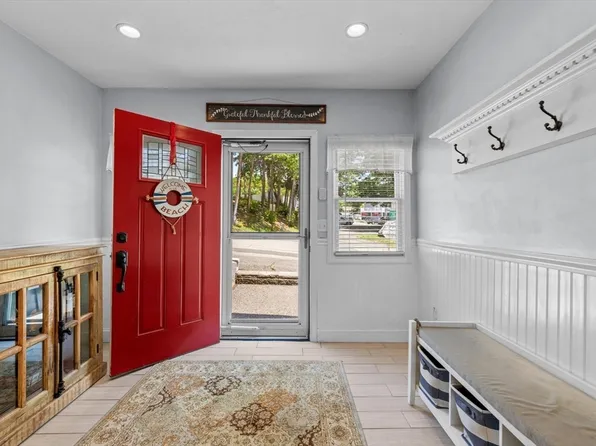 45 Maplewood Ave, Tyngsboro, MA 01879