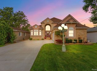 45991 Edgewater Dr, Chesterfield, MI