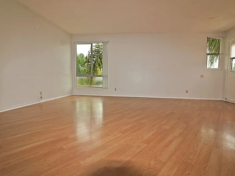 1834 Mission Ave — Photo 2