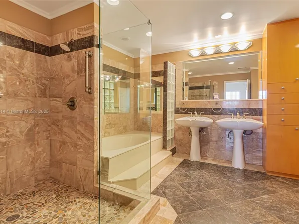 7725 NW 192nd St, Hialeah, FL 33015