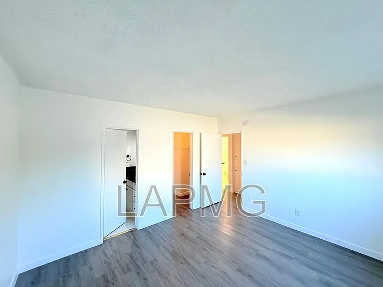 1426 S Point View St #5 — Photo 11