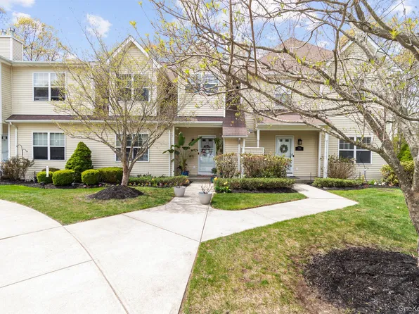 29 Daremy Circle #2e, Medford, NY 11763