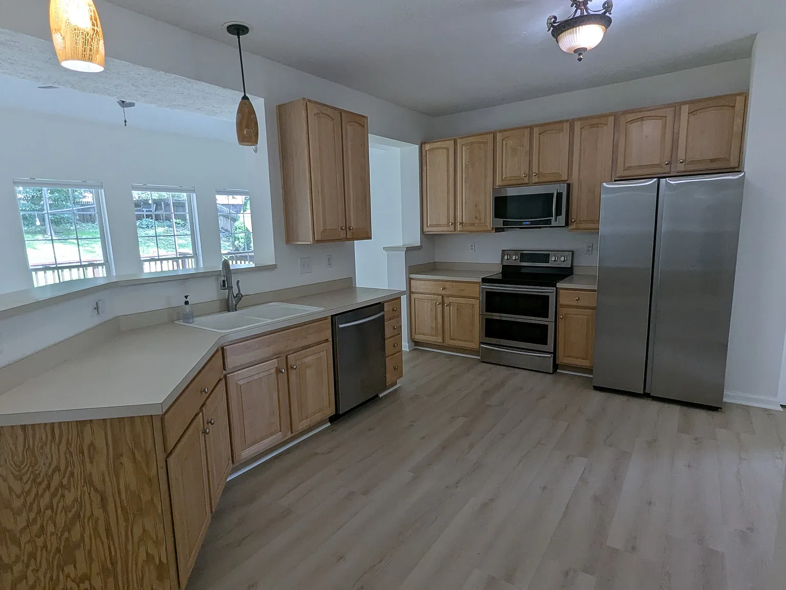 4 bed, 2650 sqft, $3,150 — Photo 2